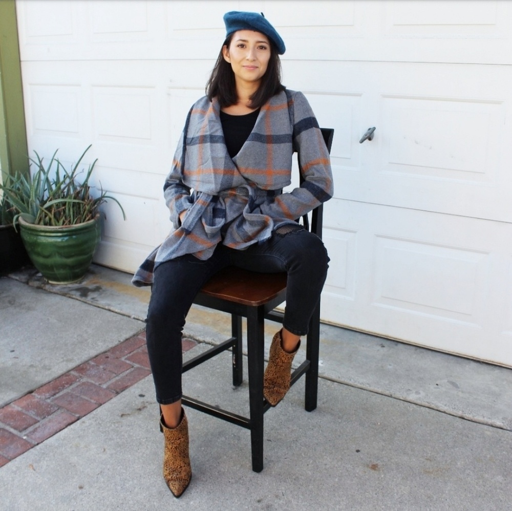 🆕//Fall Favorite Collection// Plaid Charcoal Coat - Picture 3 of 8